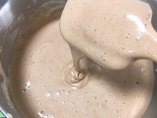 32、面包蛋糕混合包,再倒回蛋糕糊中，再次翻拌均匀。