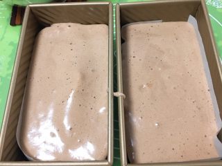 34、面包蛋糕混合包,将蛋糕糊倒入吐司盒一半的位子，震几下，使蛋糕糊渗入至面团细缝中。