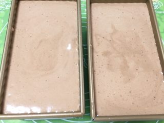 35、面包蛋糕混合包,再倒入剩下的蛋糕糊，震几下。