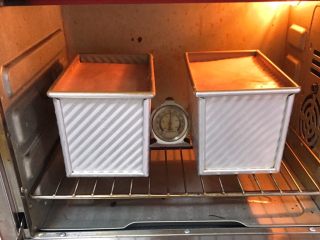 36、面包蛋糕混合包,吐司盒送入烤箱175度，烤制35分钟，上色满意加盖锡纸。