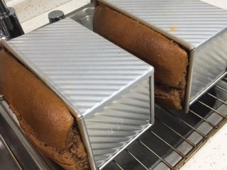 37、面包蛋糕混合包,烤完立即侧扣在网格上冷却。