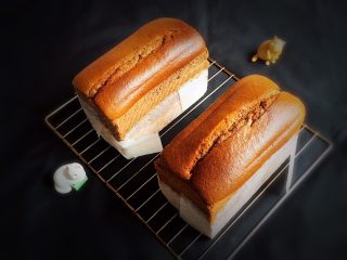 38、面包蛋糕混合包,冷却后脱模，掀掉烤盘纸。