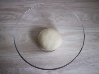 1、培根火腿鲜虾披萨,将面团材料揉成光滑的面团，放至温暖处发酵