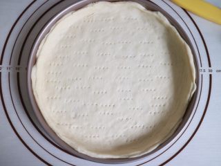 8、培根火腿鲜虾披萨,面饼放入披萨盘中