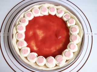 11、培根火腿鲜虾披萨,抹上披萨酱，这一步要注意少放一点，我手抖倒多了