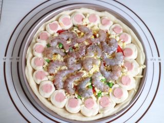 16、培根火腿鲜虾披萨,摆上鲜虾