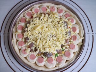 17、培根火腿鲜虾披萨,再撒一层芝士碎，这个可以根据自己的口味来调节，喜欢则多放，不喜欢少放些也可以