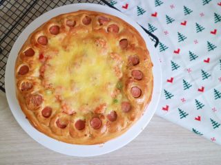 18、培根火腿鲜虾披萨,入炉前刷周围的面饼刷一层薄薄的蛋液