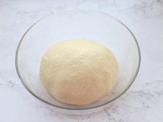 4、养乐多淡奶油小餐包,将面团放进容器中覆盖保鲜膜进行基础发酵