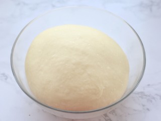 5、养乐多淡奶油小餐包,待面团发酵至原来的2.5倍大