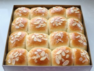 11、养乐多淡奶油小餐包,面包烤好后取出趁热在表面刷一层黄油液