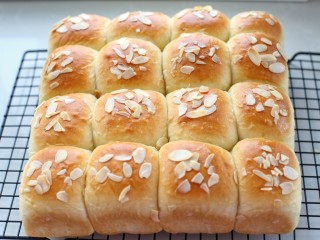 12、养乐多淡奶油小餐包,移至烤网晾凉后食用