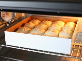 10、养乐多淡奶油小餐包,提前将烤箱上火170度、下火190度预热,放入三层烤箱的中层烤约25分钟