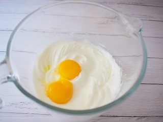 7、酸奶小蛋糕,加入蛋黄