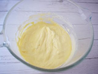 10、酸奶小蛋糕,上下拌匀或翻拌均匀