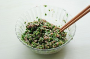 6、鲜肉韭菜锅贴,搅拌均匀。
