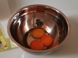 3、杨 枝 甘 露 爆 浆 蛋 糕,在蛋黄中加入玉米色拉油，将蛋黄打散，搅拌均匀。