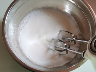 6、杨 枝 甘 露 爆 浆 蛋 糕,加入第二次细砂糖，转中速打发至蛋白细腻。