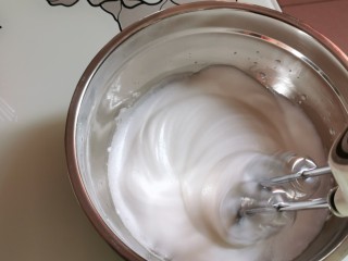 7、杨 枝 甘 露 爆 浆 蛋 糕,最后加入剩余的细砂糖，低速打发至蛋白霜比较坚挺。