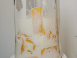 11、杨 枝 甘 露 爆 浆 蛋 糕,一个芒果果肉+椰浆打成果泥。