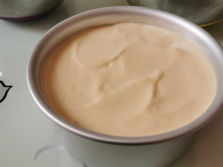 10、杨 枝 甘 露 爆 浆 蛋 糕,将面糊倒入戚风模具中，从高处往下摔几下，震出内部的大气泡。