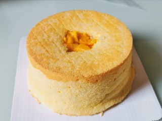 13、杨 枝 甘 露 爆 浆 蛋 糕,在戚风蛋糕中间挖空，不要挖空底部，放入少许西米和芒果。