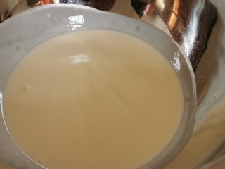 14、杨 枝 甘 露 爆 浆 蛋 糕,淡奶油加细砂糖打发至六、七分发