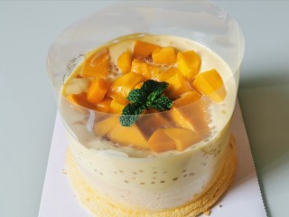 15、杨 枝 甘 露 爆 浆 蛋 糕,吃的时候，将围边撤掉，就会爆浆，看着像瀑布一样留下来包裹住蛋糕的杨枝甘露奶油酱，好过瘾。