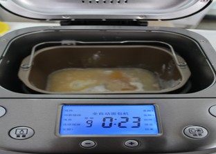 3、紫薯南瓜土司,把除黄油以外的材料放入面包机，启动和面程序