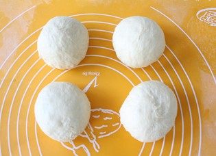 7、紫薯南瓜土司,发酵好的面团，拿出充分排气。均匀分成4份