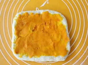 9、紫薯南瓜土司,抹上南瓜泥