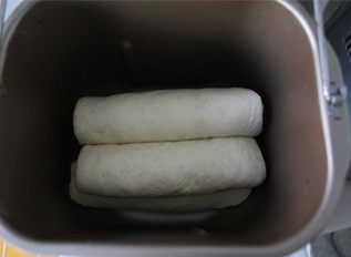 13、紫薯南瓜土司,再做一个南瓜泥卷，一个紫薯泥卷，交错放在刚做好的卷上面