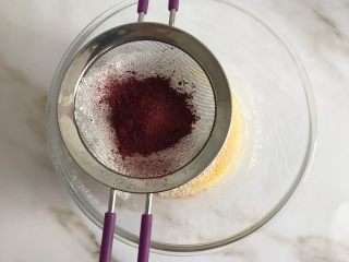 6、圣诞款红丝绒蛋糕,筛入红曲粉