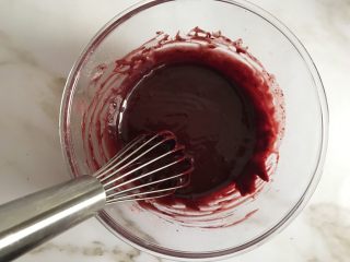 7、圣诞款红丝绒蛋糕,画Z字搅拌均匀 备用