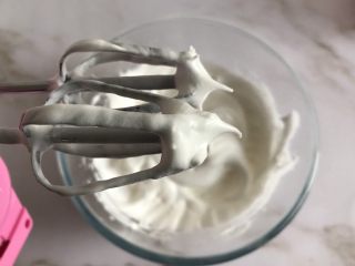 11、圣诞款红丝绒蛋糕,蛋白打至提起打蛋器出现尖角状态就可以