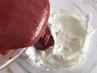 13、圣诞款红丝绒蛋糕,然后倒入剩余的蛋白糊中