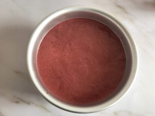 15、圣诞款红丝绒蛋糕,倒入六寸模具中，在桌子上震几下，震出大气泡，放入提前预热好的烤箱上下火180度35分钟