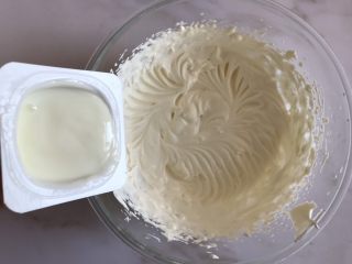 18、圣诞款红丝绒蛋糕,加入适量酸奶 调制成浓稠的酸奶状