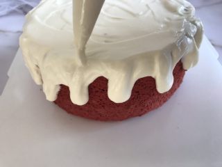 20、圣诞款红丝绒蛋糕,沿着边挤入奶油