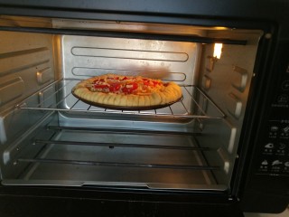 15、圣女果披萨,放入预热好的烤箱，175度。20分钟即可