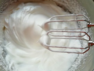 11、6寸红丝绒戚风蛋糕,高速打发至提起打蛋器，打蛋器上的尖角坚挺竖立不弯。