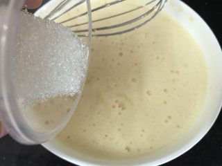 7、蒸蛋糕～喜欢你是“蒸”的,加入剩下的一半糖，继续打发