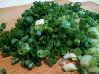 5、#咸味#快速发酵的花卷,和面的功夫，来切香葱。切小丁就可以了