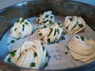 13、#咸味#快速发酵的花卷,放入蒸锅，温水醒发20分钟左右，如果冬天可适当延长醒发时间，大火蒸10分钟，葱香浓郁的花卷就做好了