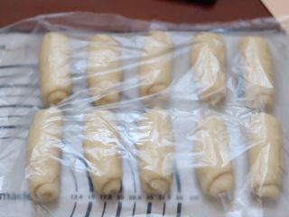 2、绵绵土司,8.卷起静置10分钟