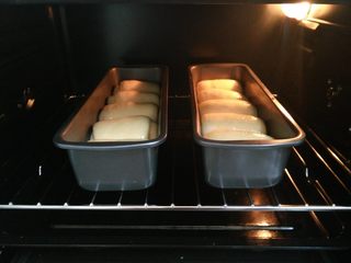 4、绵绵土司,13.发酵好后180度烘烤20-25分钟即可