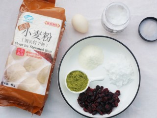 1、双色蔓越莓饼干,椰子油150g,低筋面粉250g,糖粉70g,全蛋液30g,蔓越莓70g,抹茶粉5g,澳优能立多G4奶粉10g。