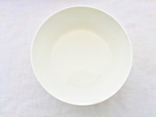 2、双色蔓越莓饼干,椰子油加热融化。