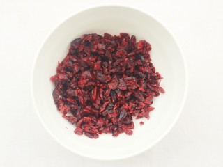 3、双色蔓越莓饼干,蔓越莓切碎。