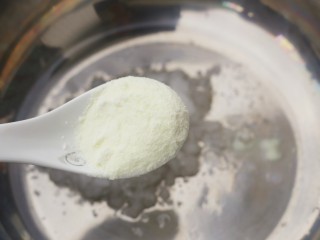 4、双色蔓越莓饼干,椰子油糖粉倒入大盆中,加入澳优能立多G4奶粉。